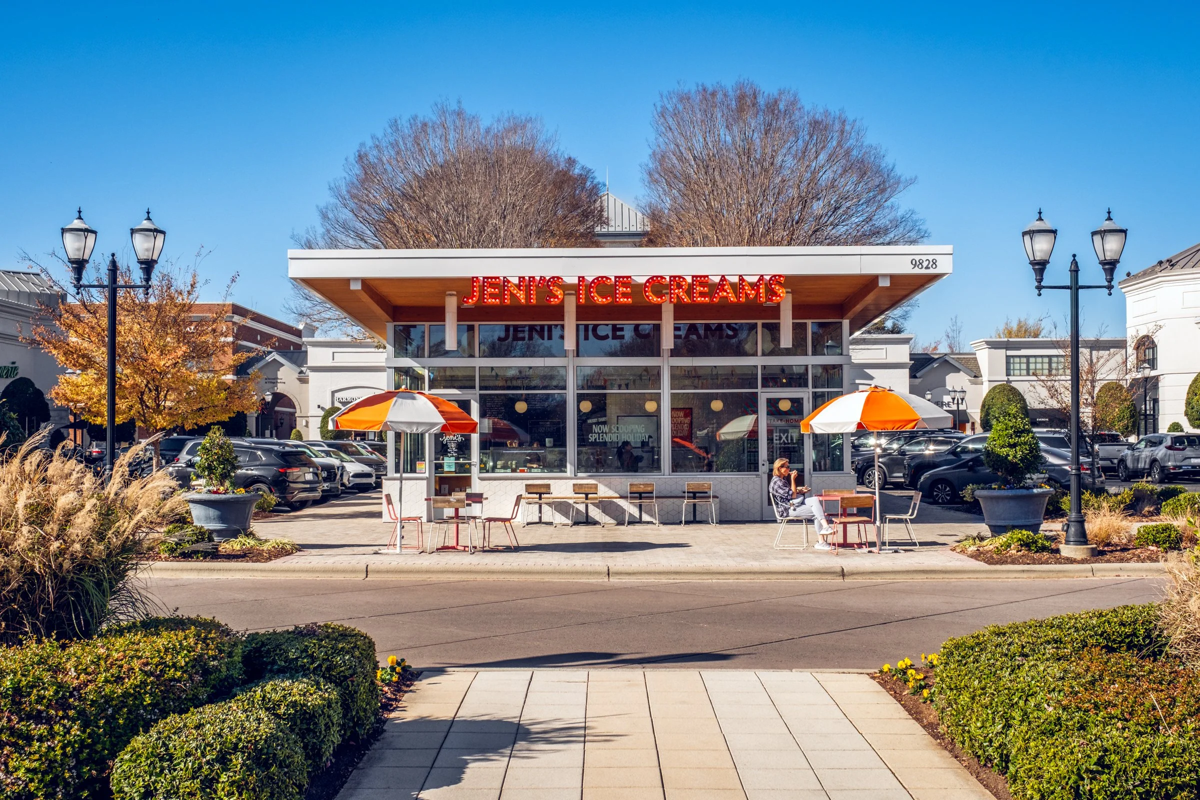 Jeni’s at Blakeney Town Center in Charlotte, North Carolina, designed by Cooper Carry, is a refined example of contemporary retail architecture that enhances both brand presence and pedestrian experience. This architectural photography series by Char