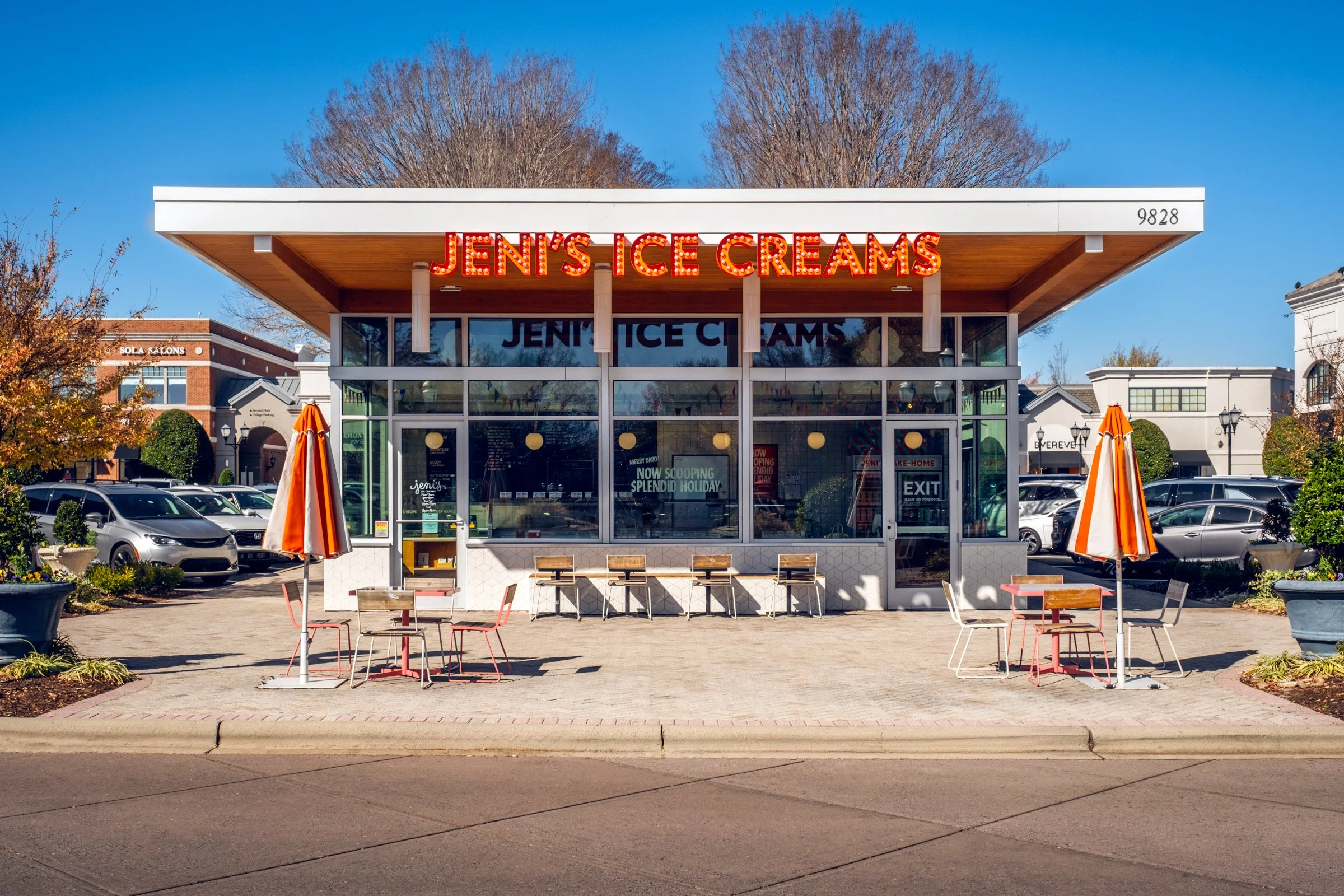 Jeni’s at Blakeney Town Center in Charlotte, North Carolina, designed by Cooper Carry, is a refined example of contemporary retail architecture that enhances both brand presence and pedestrian experience. This architectural photography series by Char