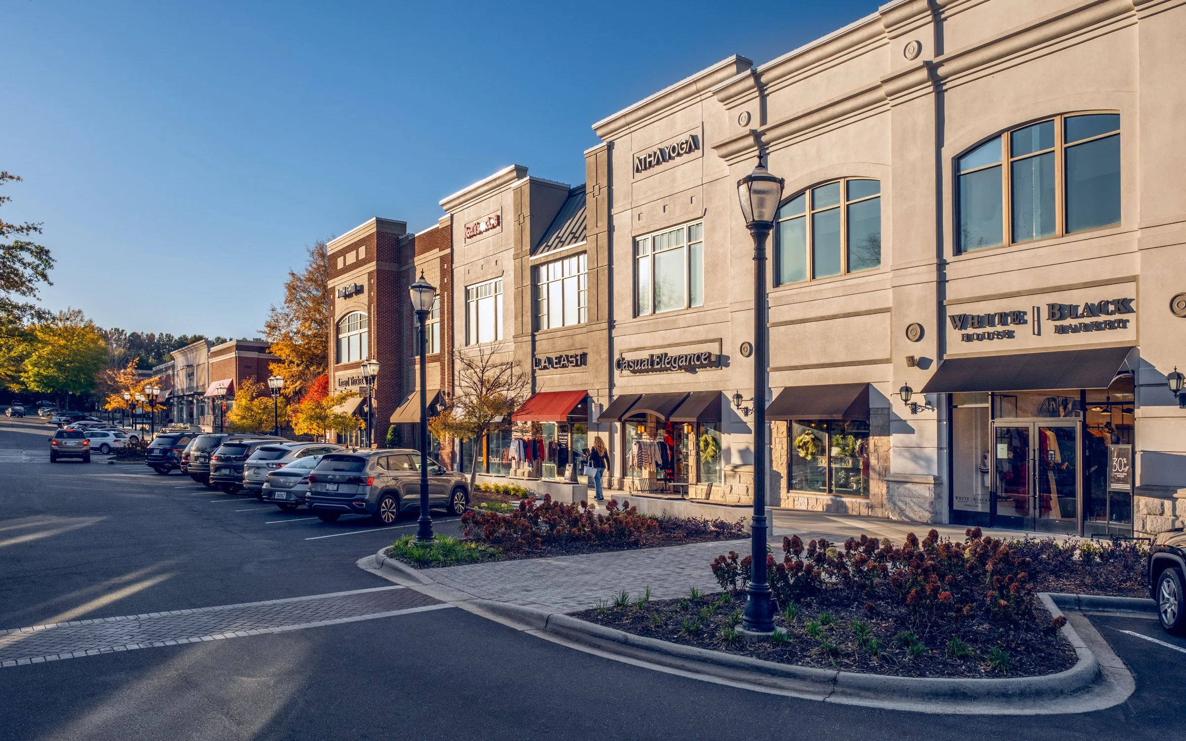 Jeni’s at Blakeney Town Center in Charlotte, North Carolina, designed by Cooper Carry, is a refined example of contemporary retail architecture that enhances both brand presence and pedestrian experience. This architectural photography series by Char