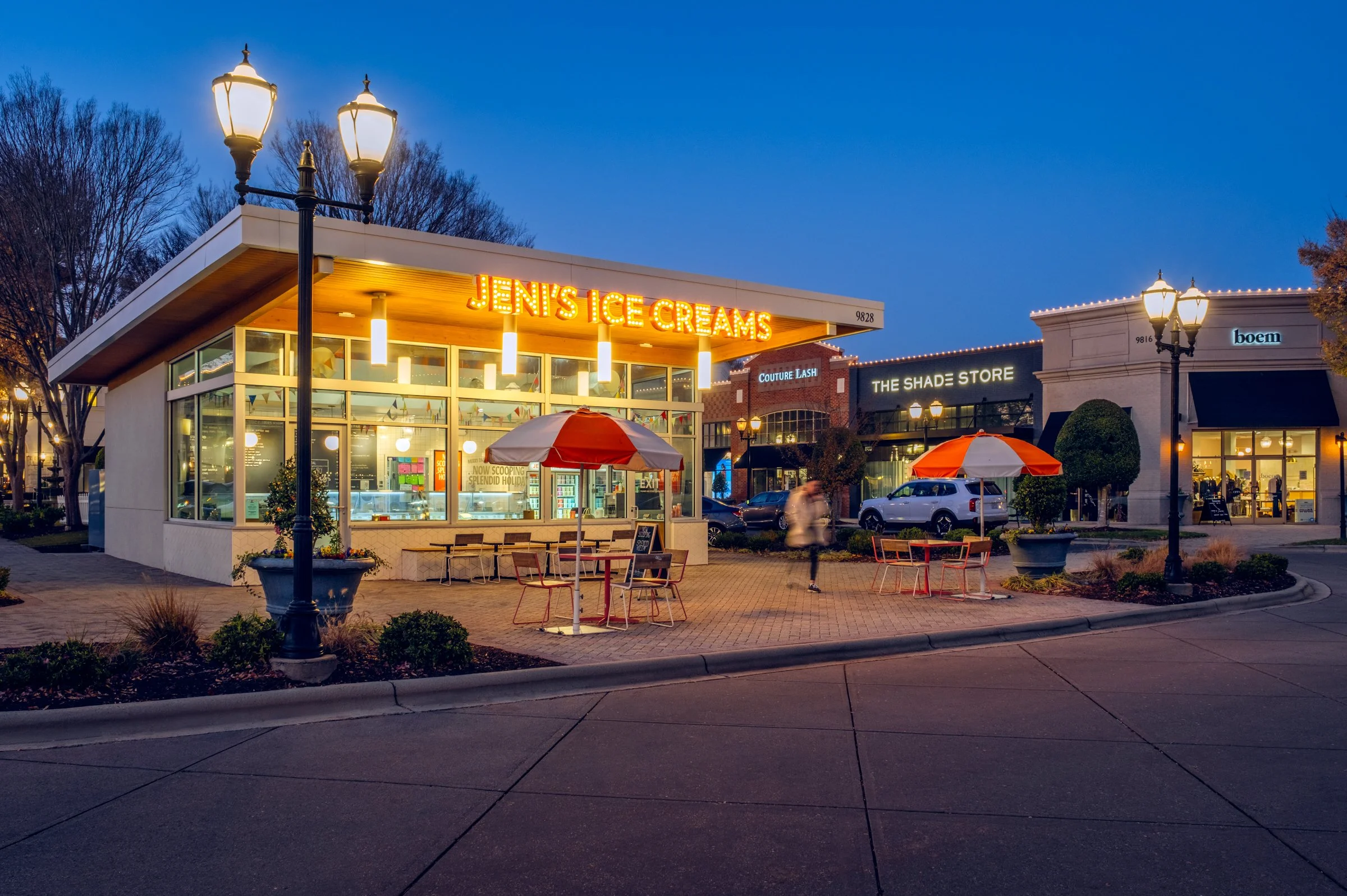 Jeni’s at Blakeney Town Center in Charlotte, North Carolina, designed by Cooper Carry, is a refined example of contemporary retail architecture that enhances both brand presence and pedestrian experience. This architectural photography series by Char