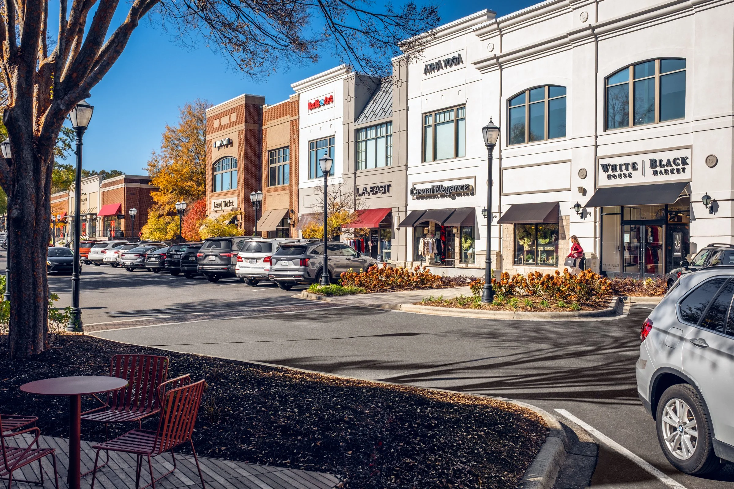 Jeni’s at Blakeney Town Center in Charlotte, North Carolina, designed by Cooper Carry, is a refined example of contemporary retail architecture that enhances both brand presence and pedestrian experience. This architectural photography series by Char