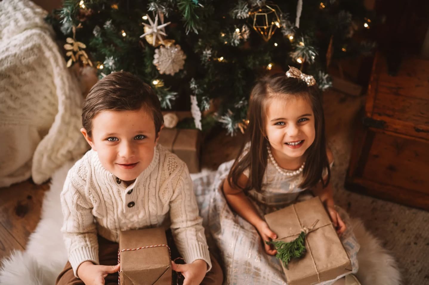 JUST keeping it real (swipe to the end!) 😀

One of my favorite galleries from @melissashearerphotography from last year. 

She still has availability this year in the barn on Dec 7th. The best part is that you receive the whole gallery with a toy do