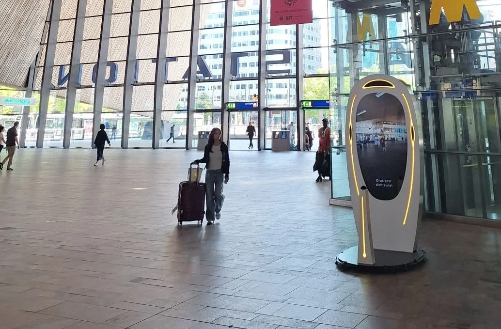 TrendWatching: AI-powered Poetry Booth finds a platform at Rotterdam Central Station