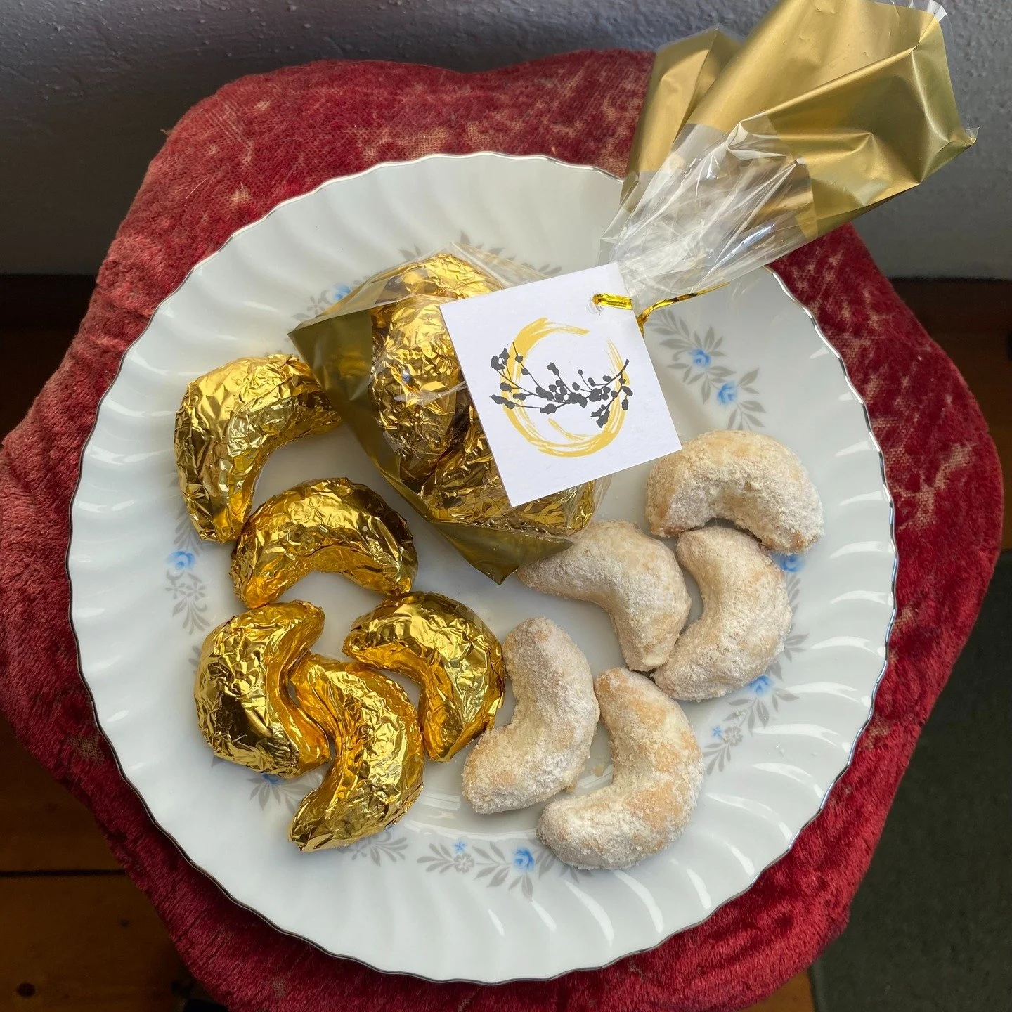 Coming soon! 🎁 Holiday gift sets featuring our hand-sculpted Viennese crescent moon cookies. 🌙

Delicious, elegant, and beautifully packaged.

DM us to reserve.

Free delivery in NYC and the Hudson Valley. 💌

#SpringMoonDesign #HolidayGiftIdeas
#E