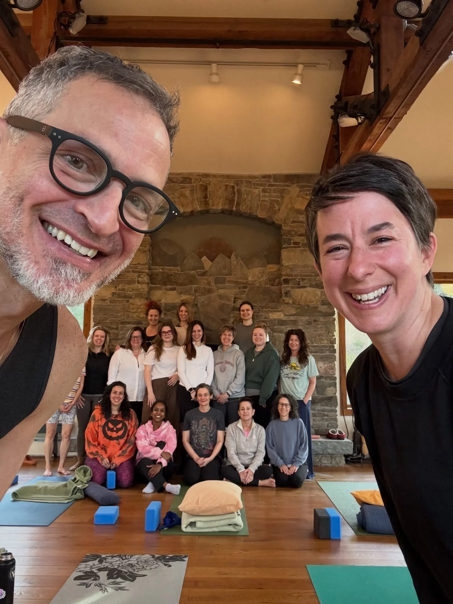 A few moments from Andrea and Marcus&rsquo; Unwind + Bloom Retreat 🌻🌱

Between the movement and the stillness&mdash;laughter, deep breaths, sun in our skin, pages turning, and singing birds in the background. These are the in-between moments that m