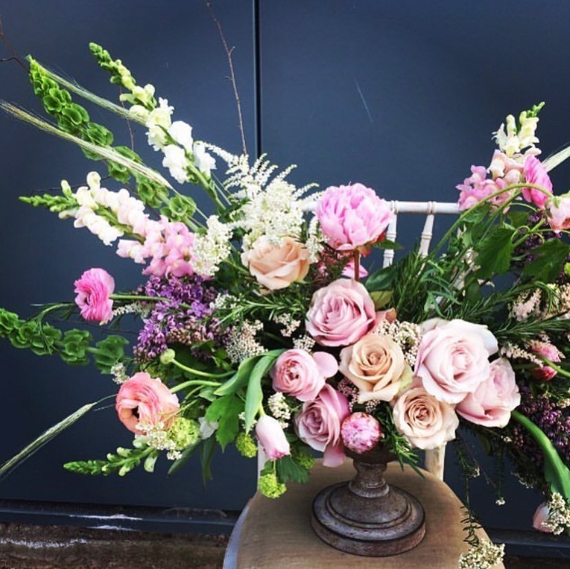 With the sun speaking through the clouds today it&rsquo;s really starting to feel like spring! 

#tbt to some beautiful super showy florals we made for a special brand event @wedgwood 

Enjoy the sunshine and don&rsquo;t forget the clocks &lsquo;spri