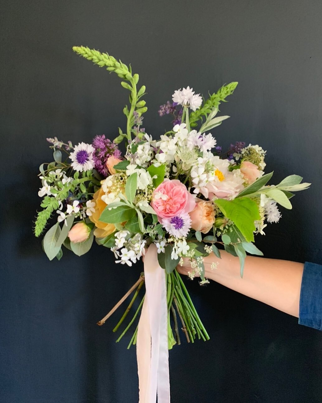 Yes 🙌 the ☀️ has finally made an appearance today and it&rsquo;s making me excited for all the gorgeous spring summer weddings we have planned this year. 
In the meantime I&rsquo;m throwing it back to this beauty made with all British grown blooms f