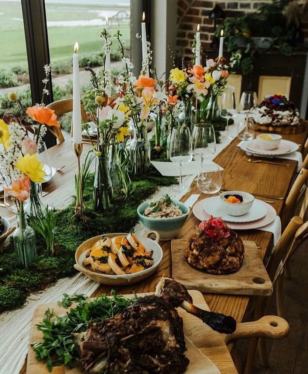 Happy Easter Sunday.....
Throwing it back to this beautiful, vibrant spring table that was styled at the wonderful @elmleynature.
We bought lots of seasonal flowers inside including scented narcissi, muscari, tulips &amp; blossom with a living moss r