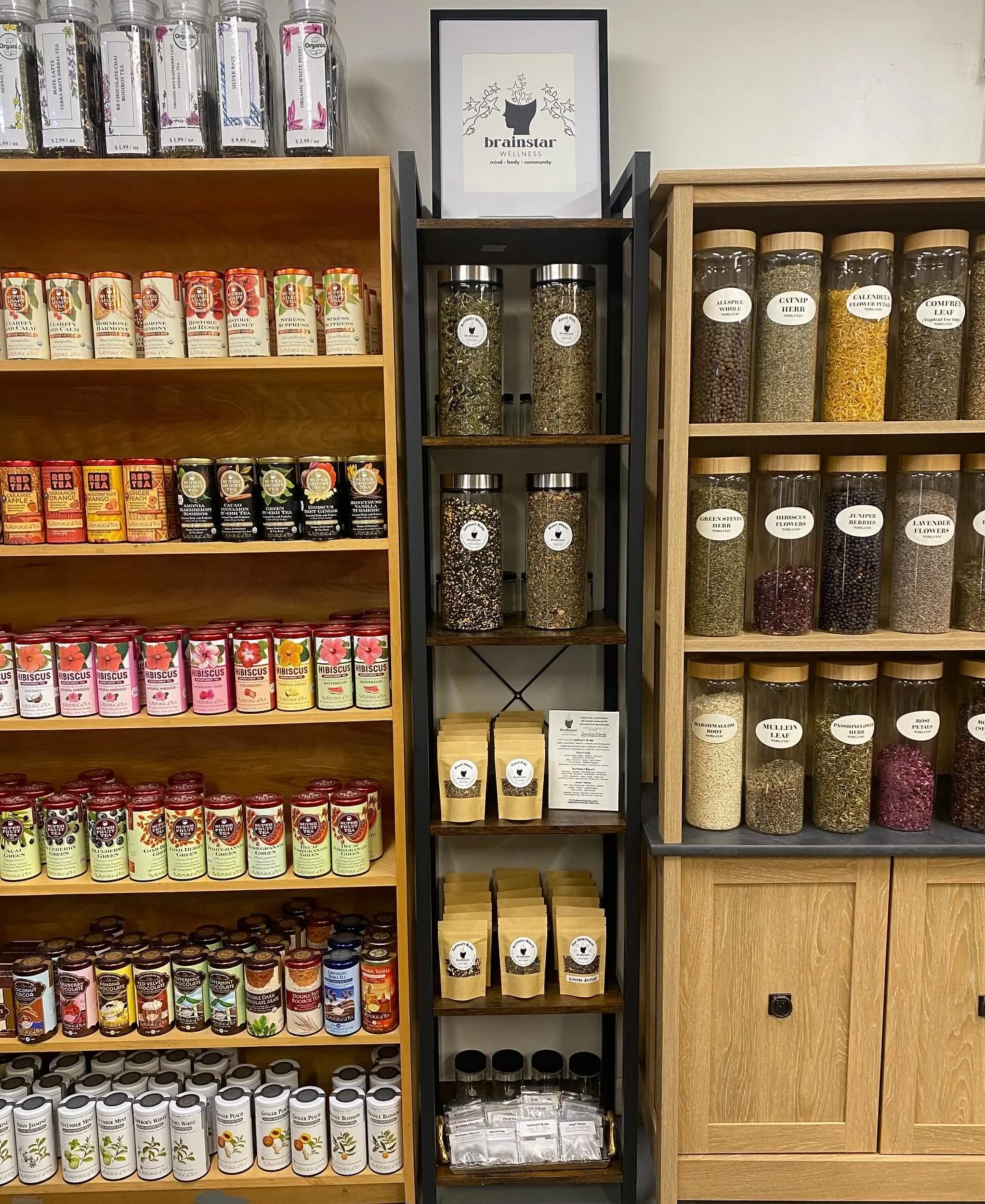 Guess what?! Our four signature brain-boosting blends are now available to buy in bulk at @naturalfoodslewisburg! 🎉 Check out the beautiful updated display! 🤩 Feelin' like a proud tea mama over here. Cheers! 🍵