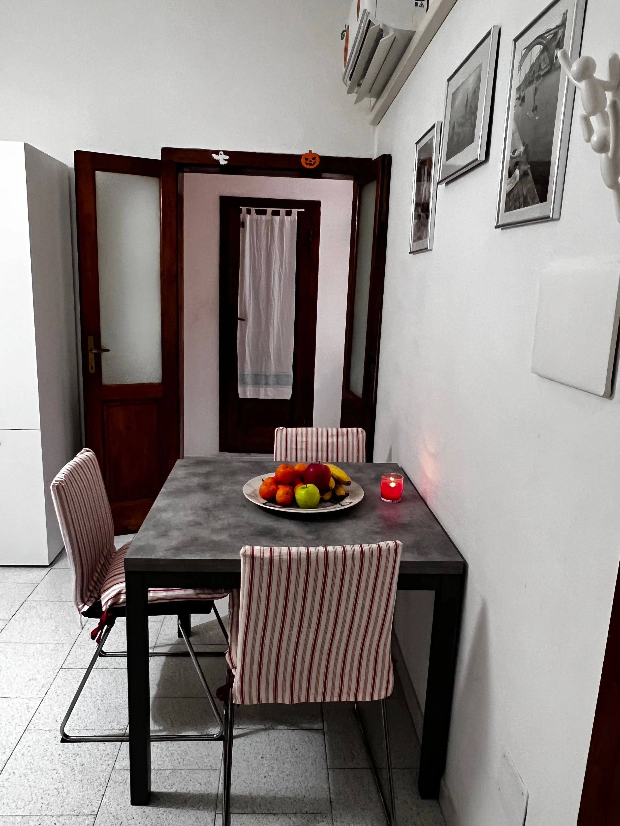 5_ tavolo soggiorno.jpg