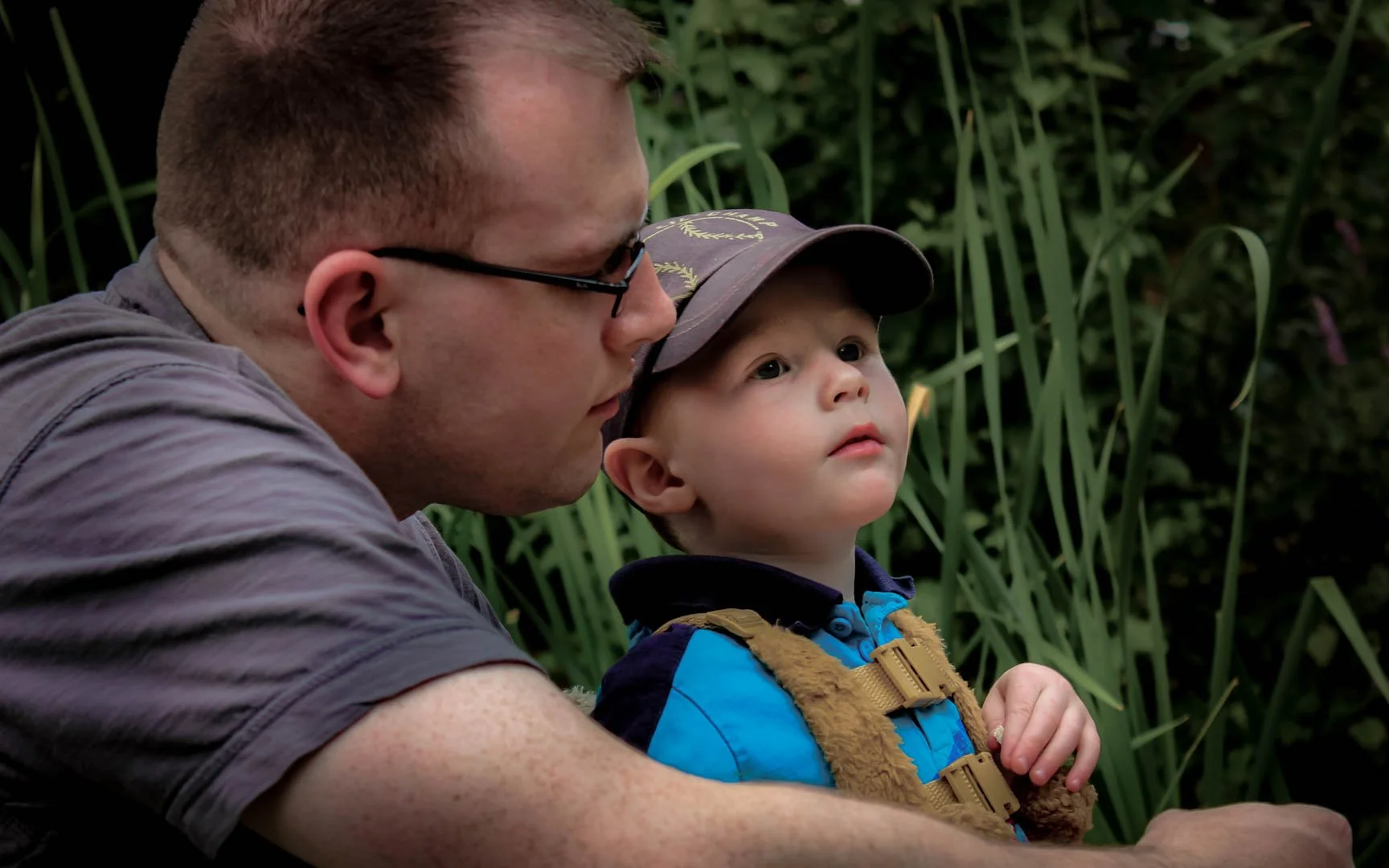 lifestyle photography a daddy and son at park bonding