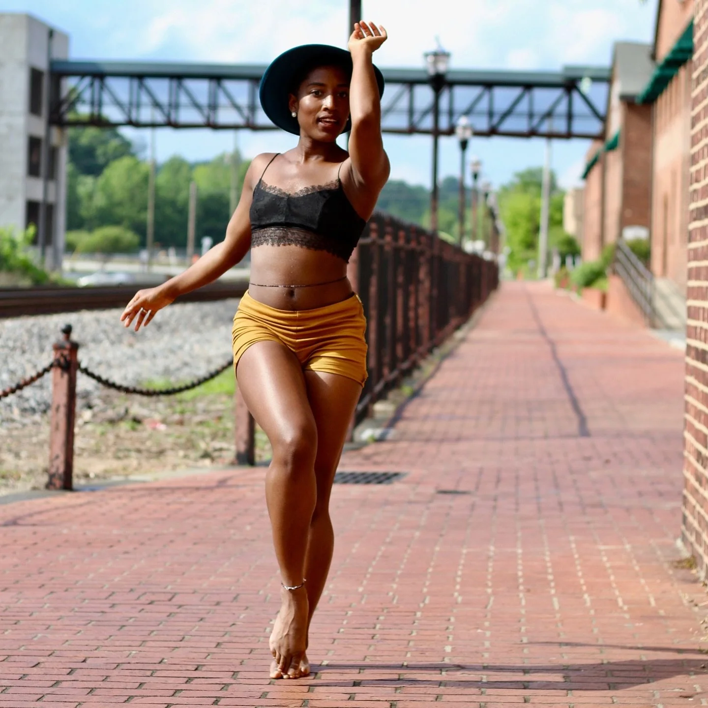 🔦TEACHER SPOTLIGHT🔦
Anise (she/they) is a choreographer, intimacy coordinator, improviser, and dance scholar who examines Black dance history and its role in body-based well being. Anise began their dance career with the Nyane Khosi Dance Company