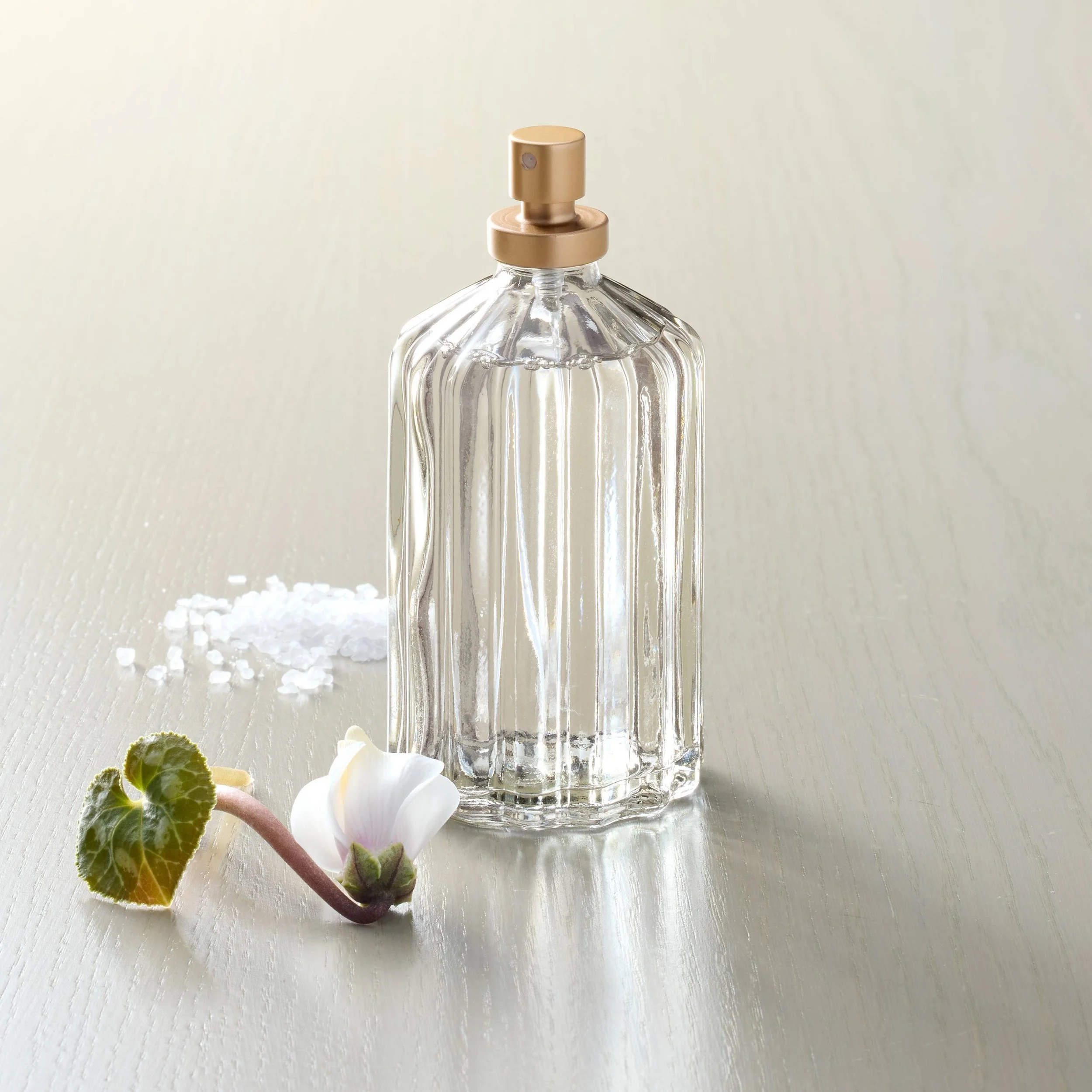 H&HwMagnolia_RoomSpray_Salt_lifestyle.jpg