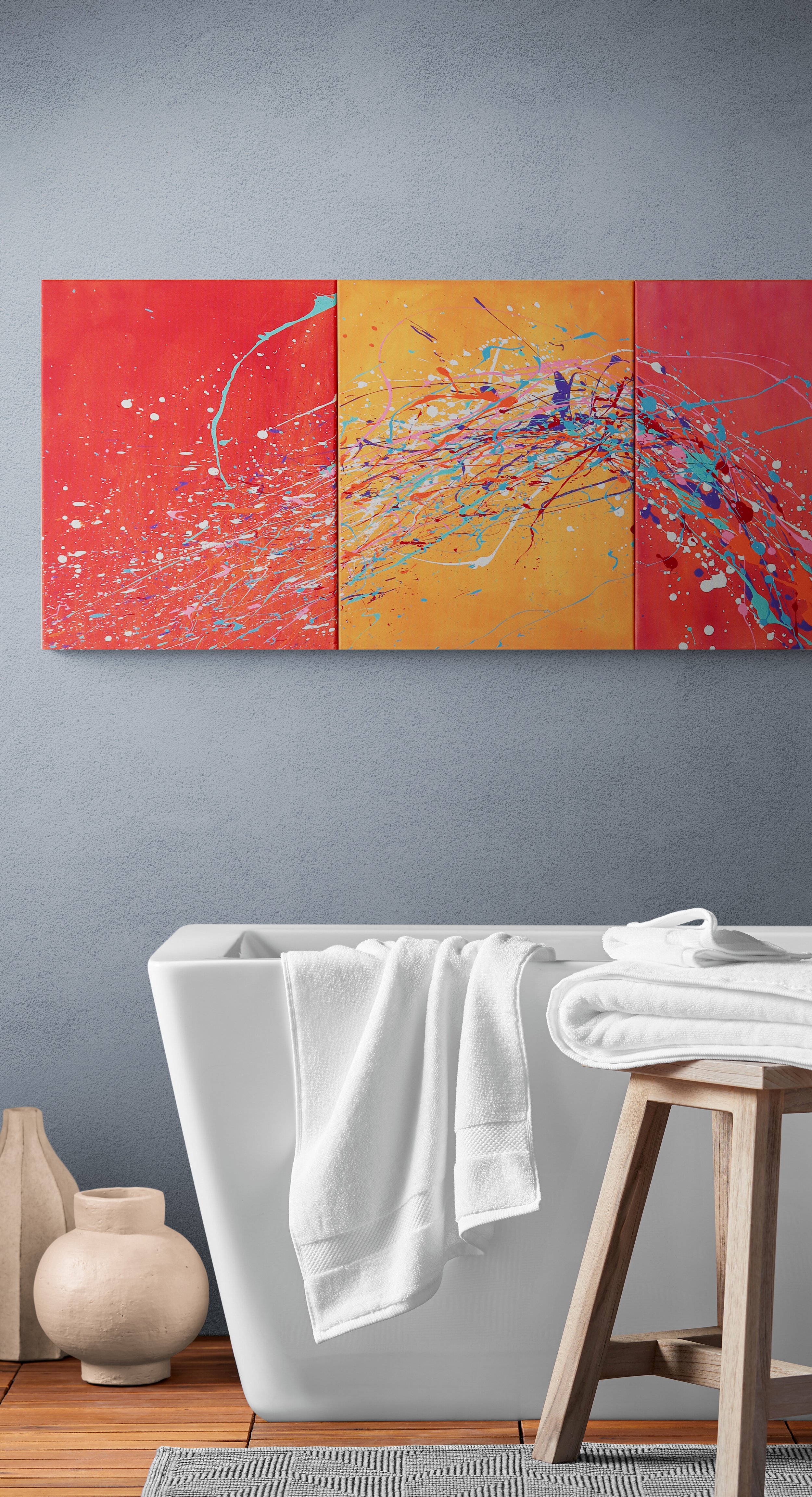 Modern_bathroom_with_ceramic_vases.jpg