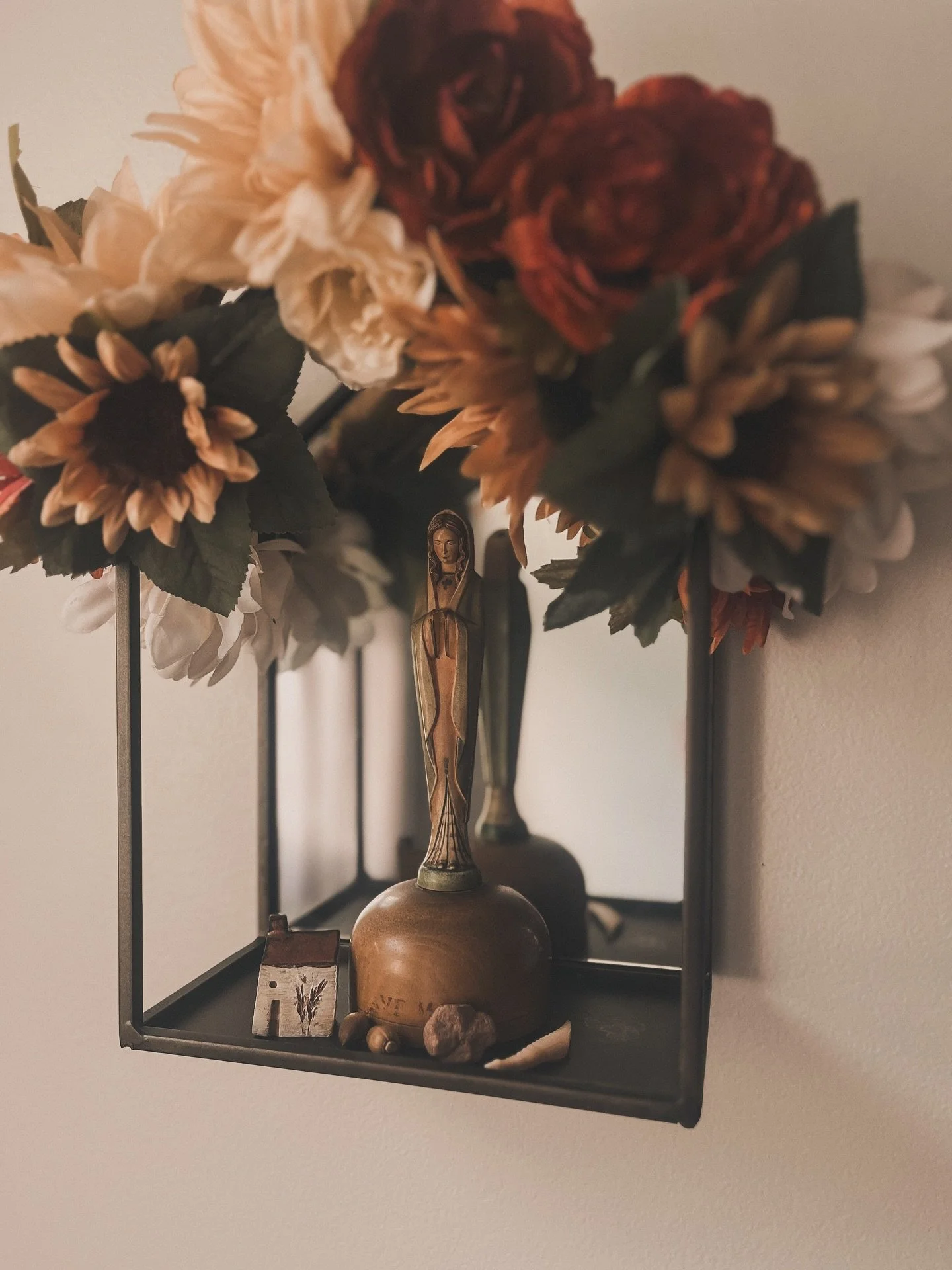 My week of ordinary and sacred. Family time, lowering temperatures, turning leaves, sweetness and bitter. A head cold, warm blankets and soup, started a new book! 
Released a new tarot session offering with Spell & Seal (so lovely, check it out!)