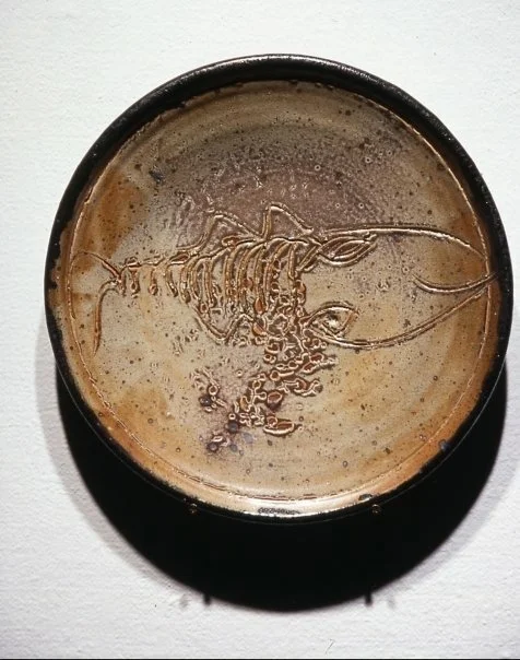Platter w_ Drawing, Shino glaze, 18_dia,2004.JPG