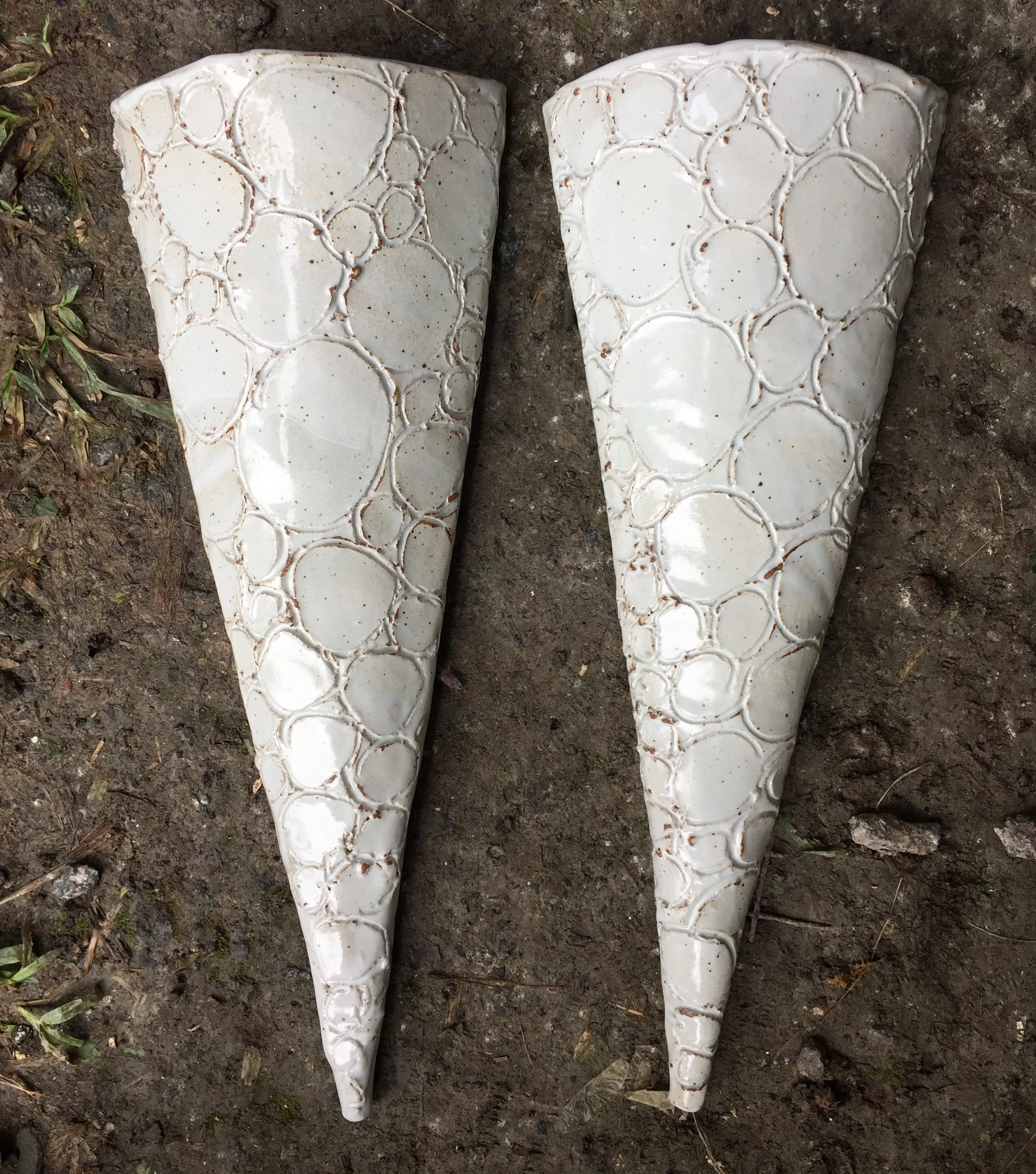 V Wall vase with circles .JPG