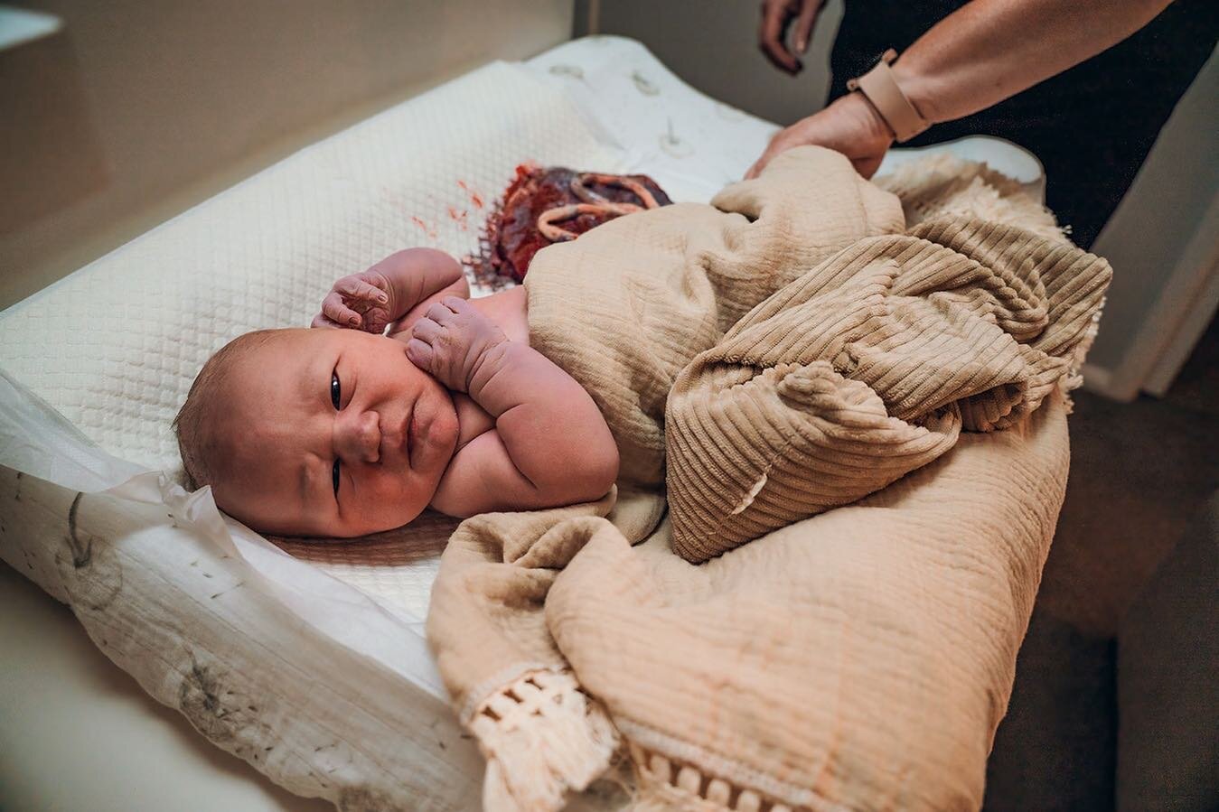 Ohhh that precious look, while still attached to her cord. ❤️ 

📸 @mysacredbirth 
.
.
.
.
.
.
#homebirth #homebirthbaby #homebirthing #homebirthingmama #delayedcordclamping #newborn #newbornbaby #birthphotography #birthphotographer #toowoombabirthph