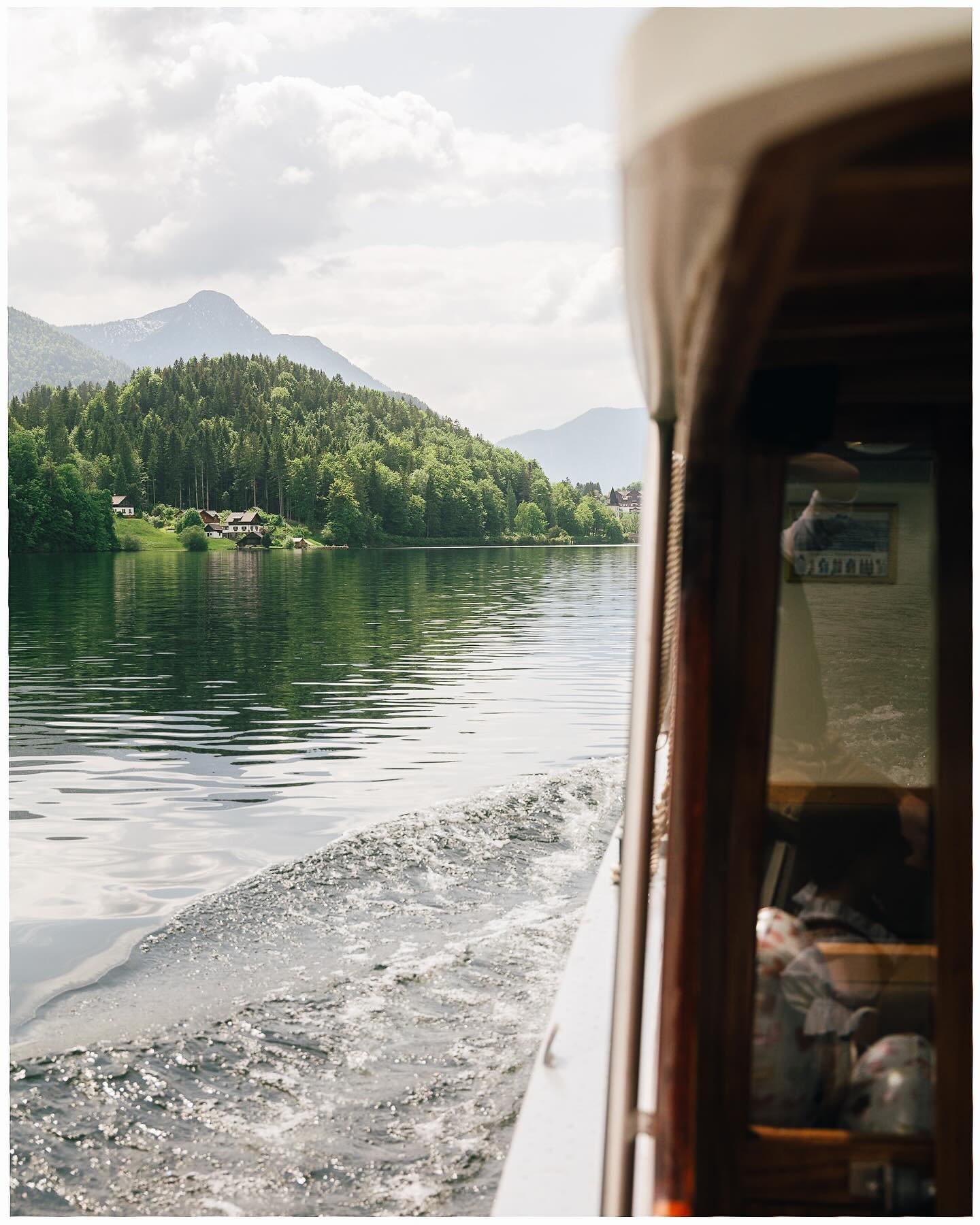 I took these shots during a wedding last year. If you ever come to Austria, be sure to go on a boat ride on one of our many lakes. 🛶🏞️