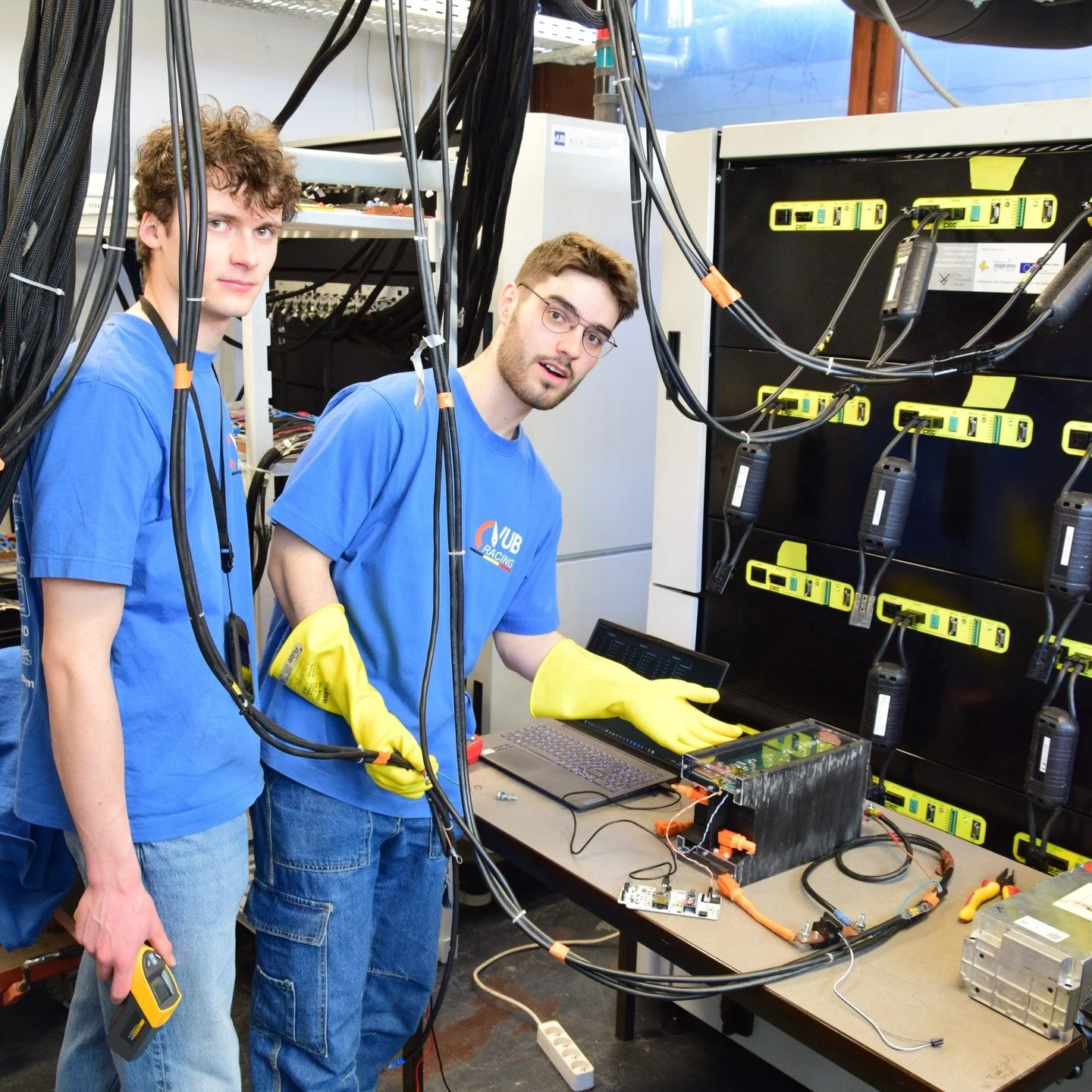 This week we visited our sponsor MOBI, the research center for sustainable mobility at VUB, to carry out extensive testing on our battery modules.
Thanks to their expertise and facilities, we’re able to optimize our systems in a safe and contr