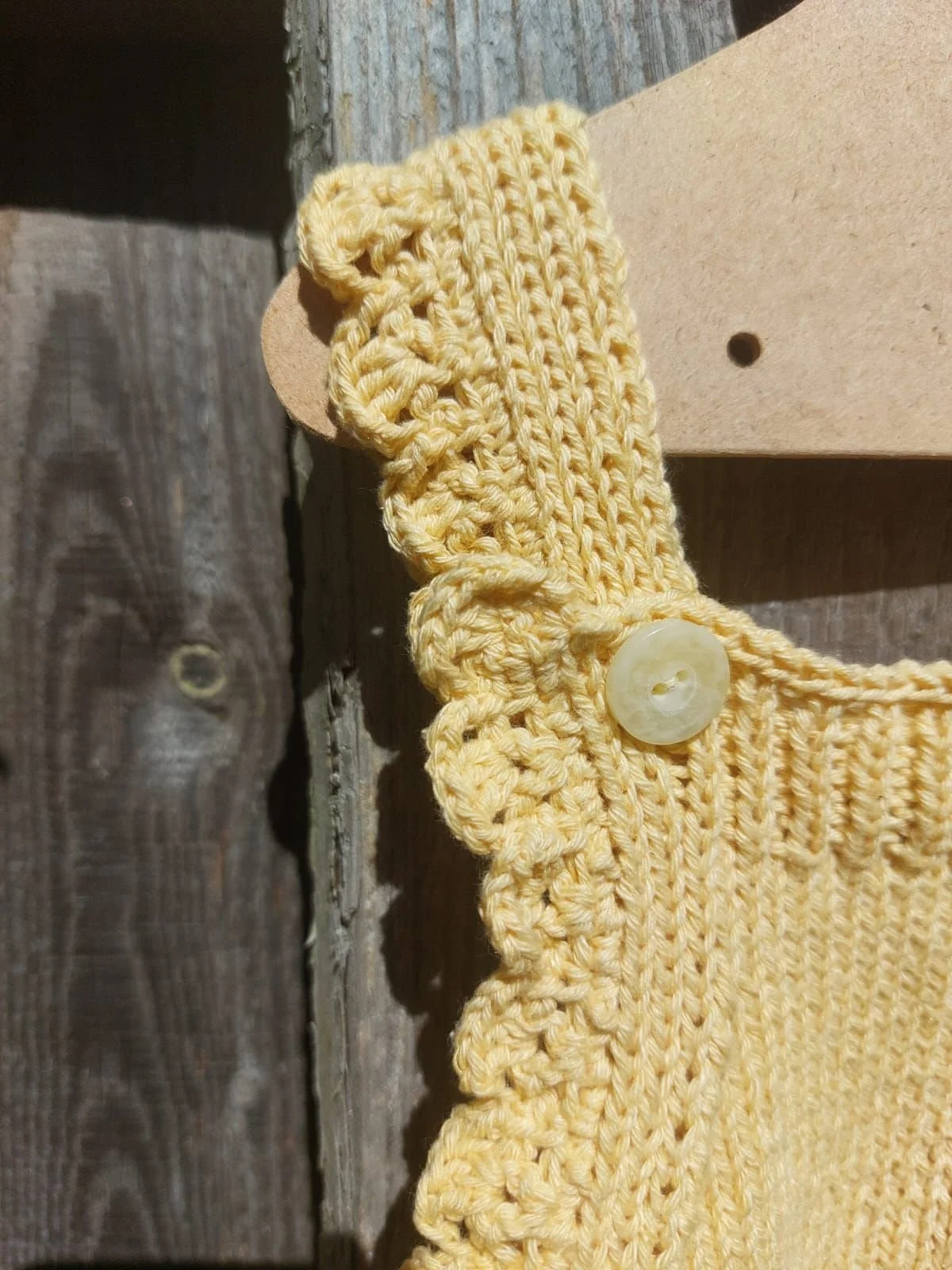 Zauberhafter gelber Strampler mit Häkelborte, liebevoll selbst gestrickt.