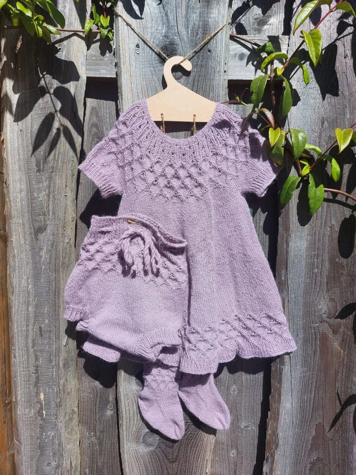 Zauberhaftes Strickset für 12–18 Monate, liebevoll aus 100% Alpaka gestrickt.