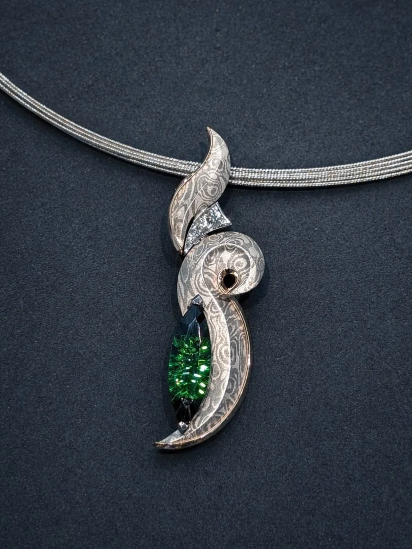 Anhänger in Mokume Gane, Weissgold, Silber, Palladium mit Turmalin und Brillanten