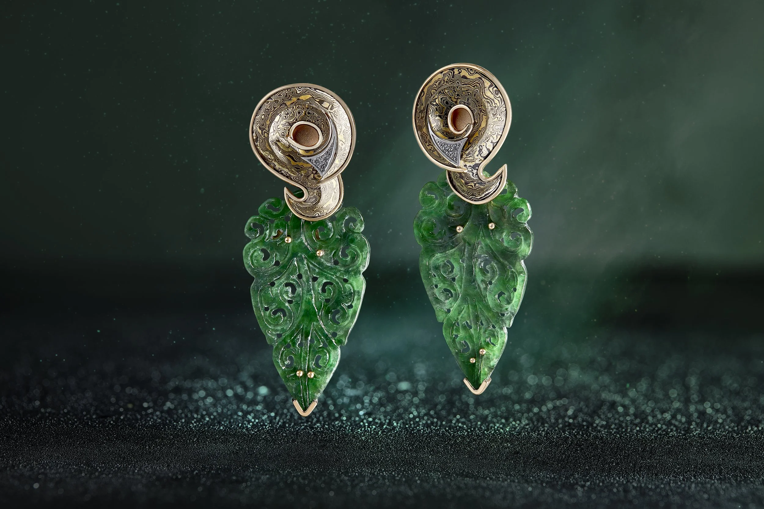ohrhänger in mokume gane, rotgold, silber, palladium; brillanten in weissgold; und geschnitzter jade