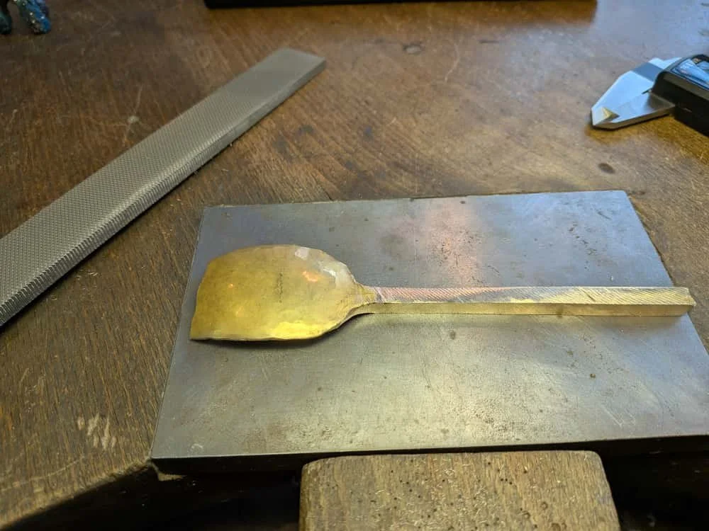 Schmiede und Feilübung in Messing: Esslöffel
