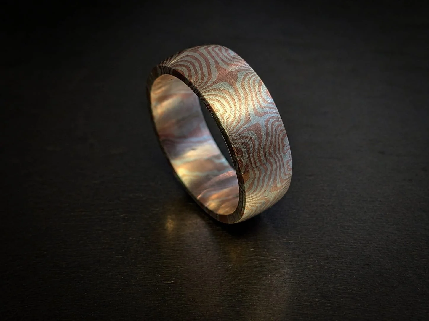 Ring in Mokume Gane Silber, Kupfer, tordiert