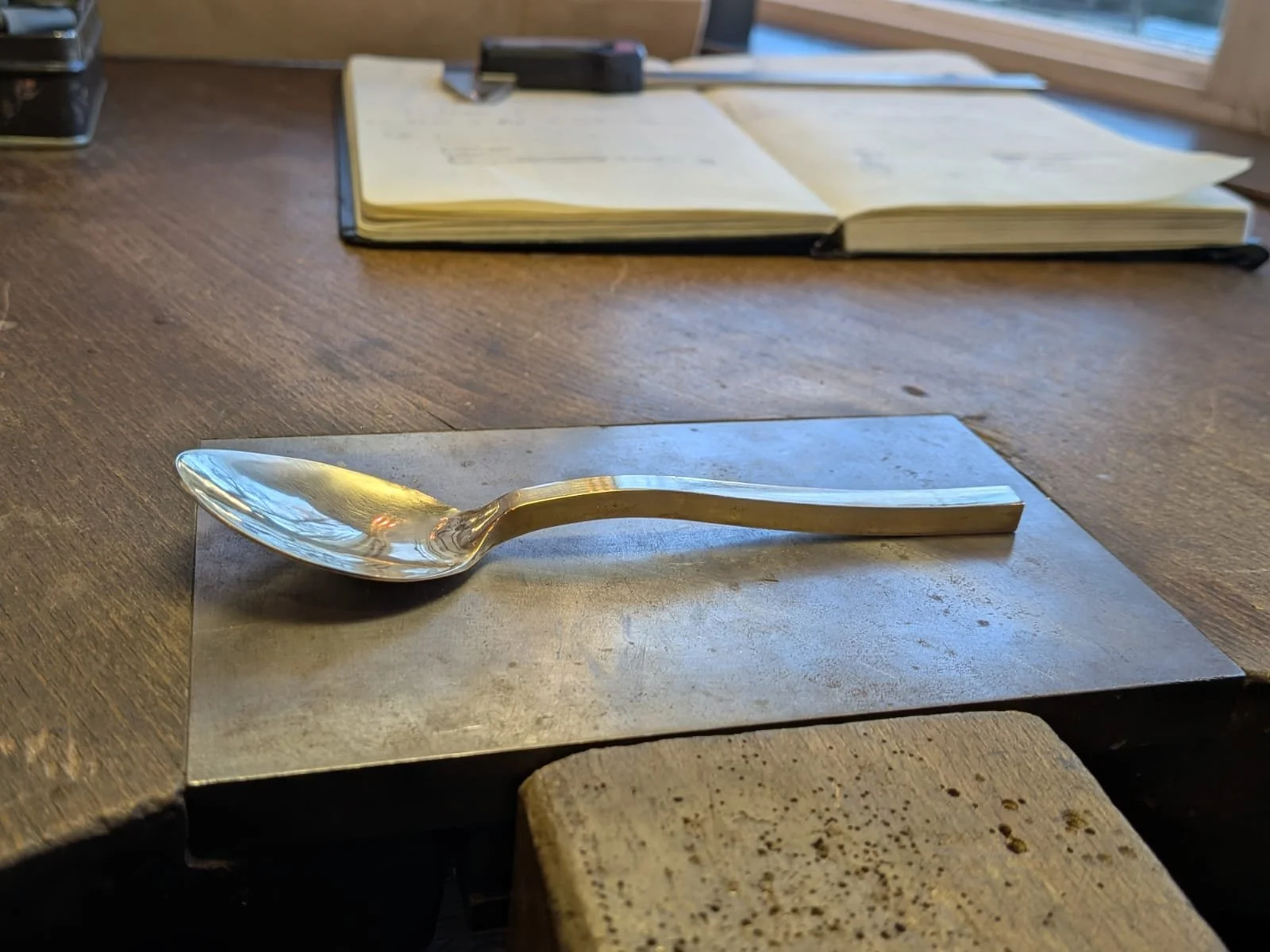 Schmiede und Feilübung in Messing: Esslöffel