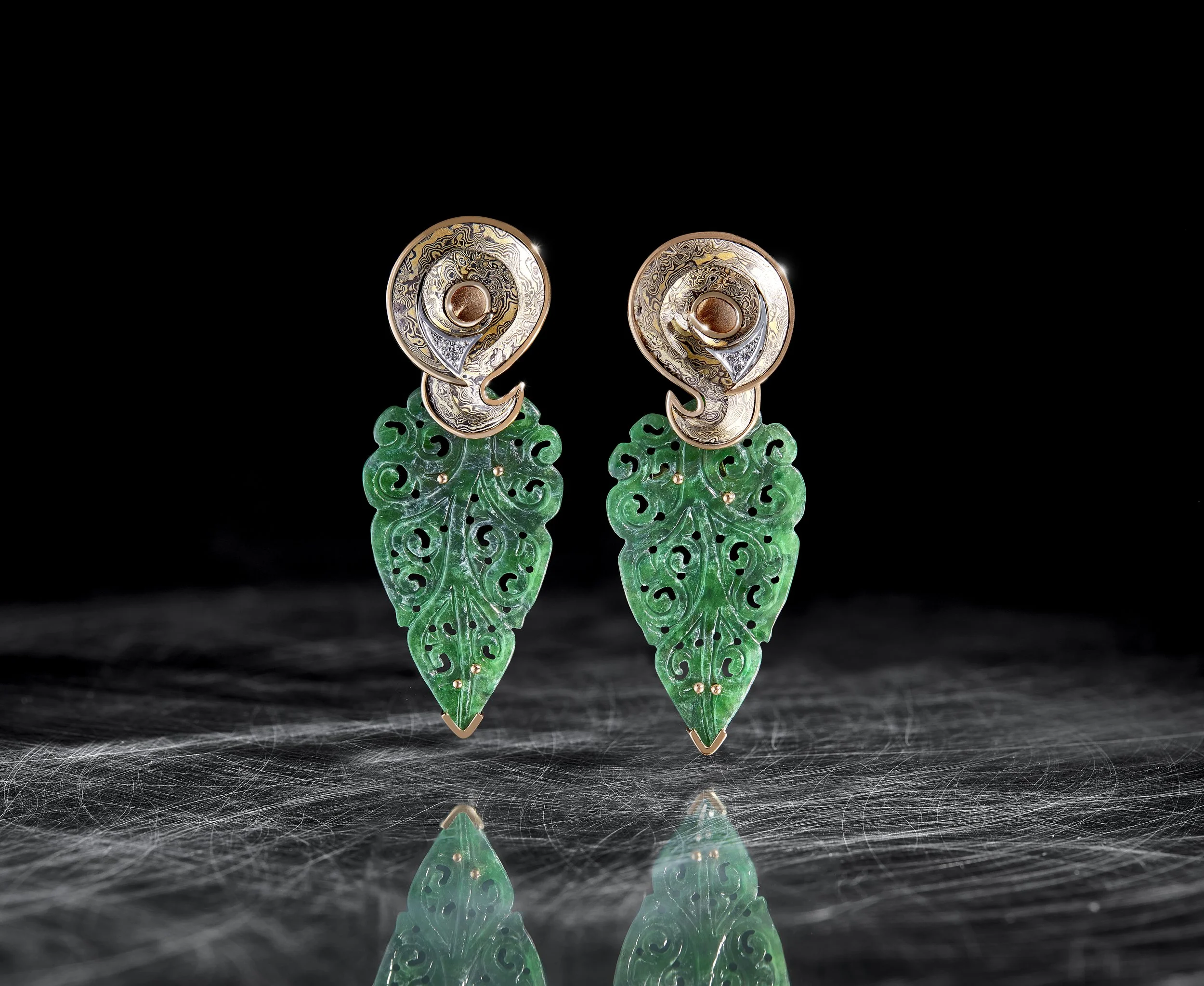 ohrhänger in mokume gane, rotgold, silber, palladium; brillanten in weissgold; und geschnitzter jade