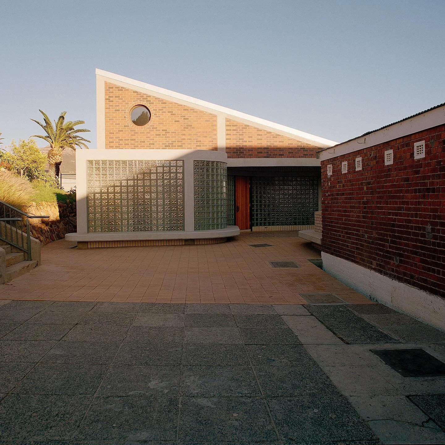 Tomorrow&rsquo;s African Design newsletter will feature @the.maak &rsquo;s Max Melvill and Ashleigh Killa. Hear how they use architecture to build communities&mdash;not just buildings. Very excited to show you their beautiful and inspiring work!

Sig