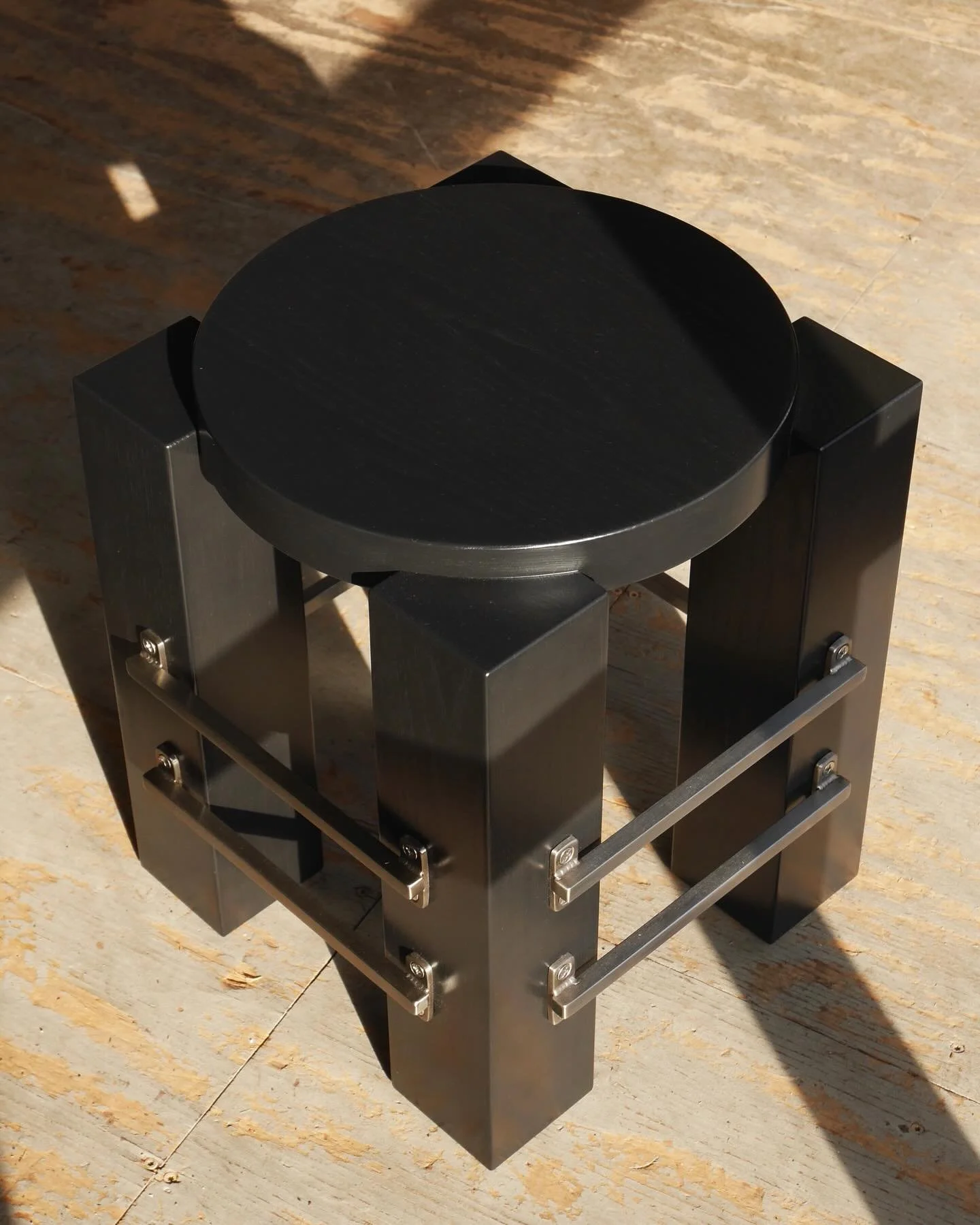 Woodshop views.

#interiordesign #homedecor #furnituredesign #contemporarydesign #sculpturalfurniture 

Hanneke Lourens is a California-based furniture designer inspired by her South African roots. She produces made-to-order collections and custom wo