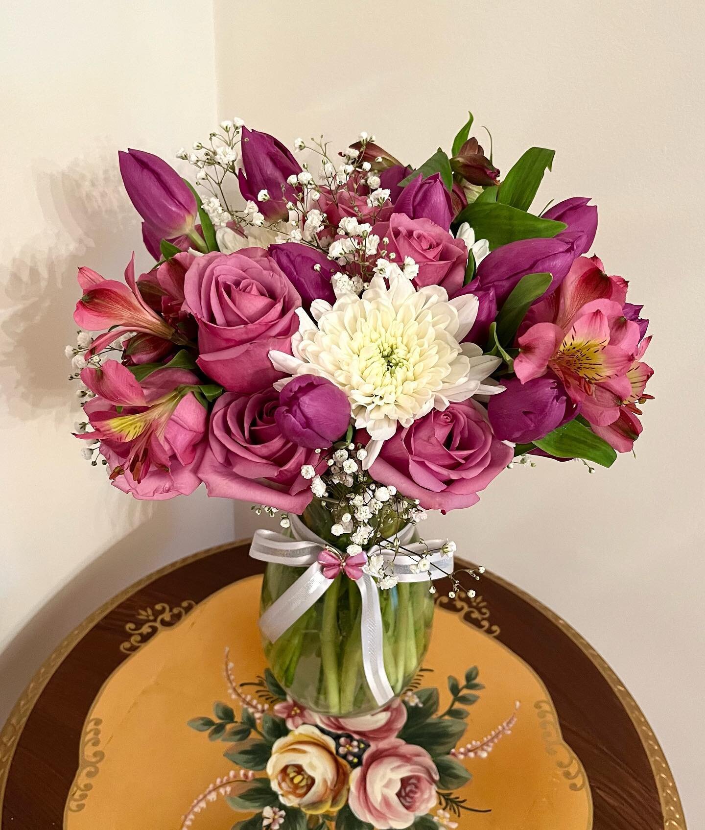 ~$75

medium arrangement 

featuring roses, tulips, and mums&hellip;
#clevelandflorist