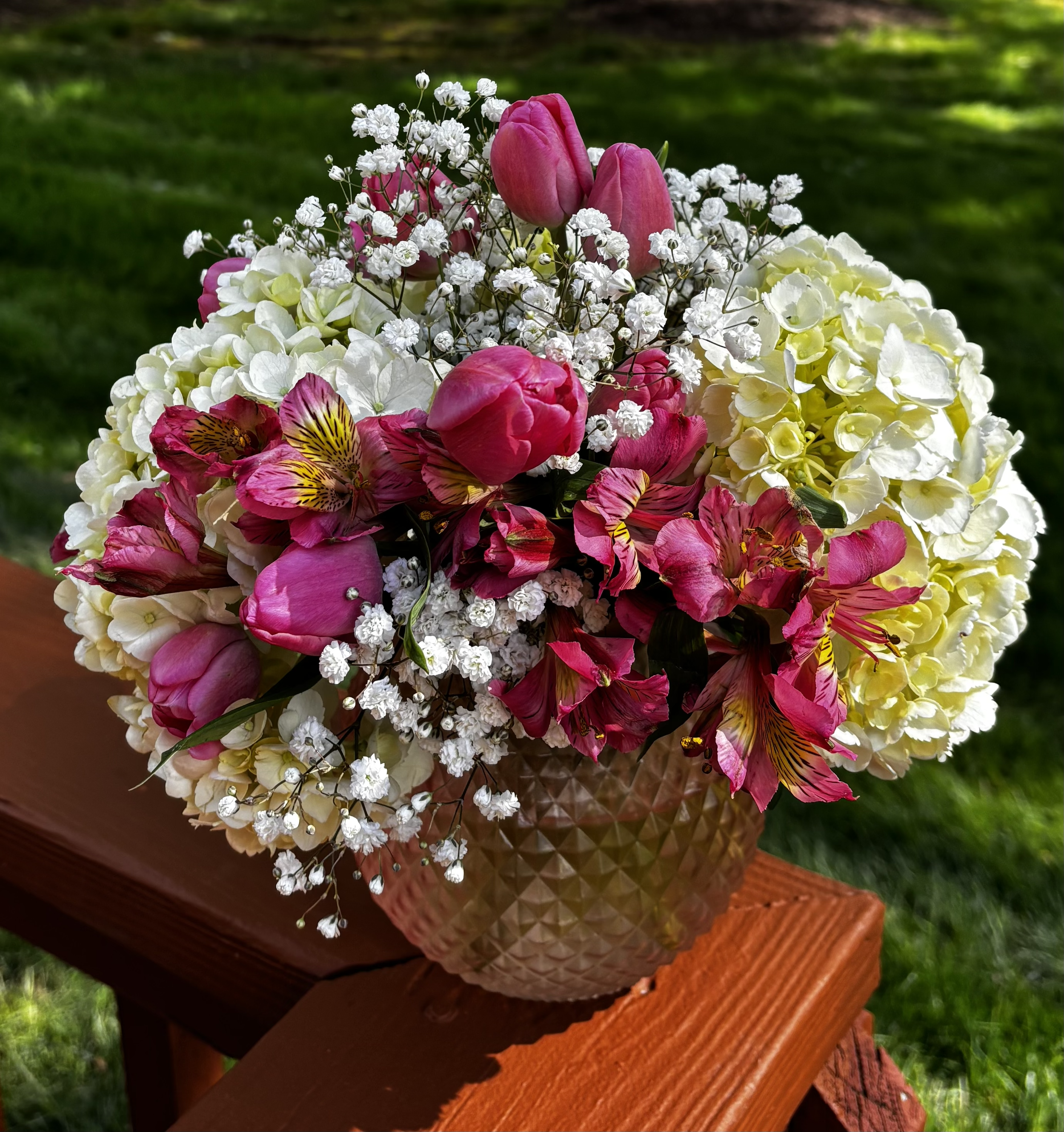 small pink round mothers day vase.png
