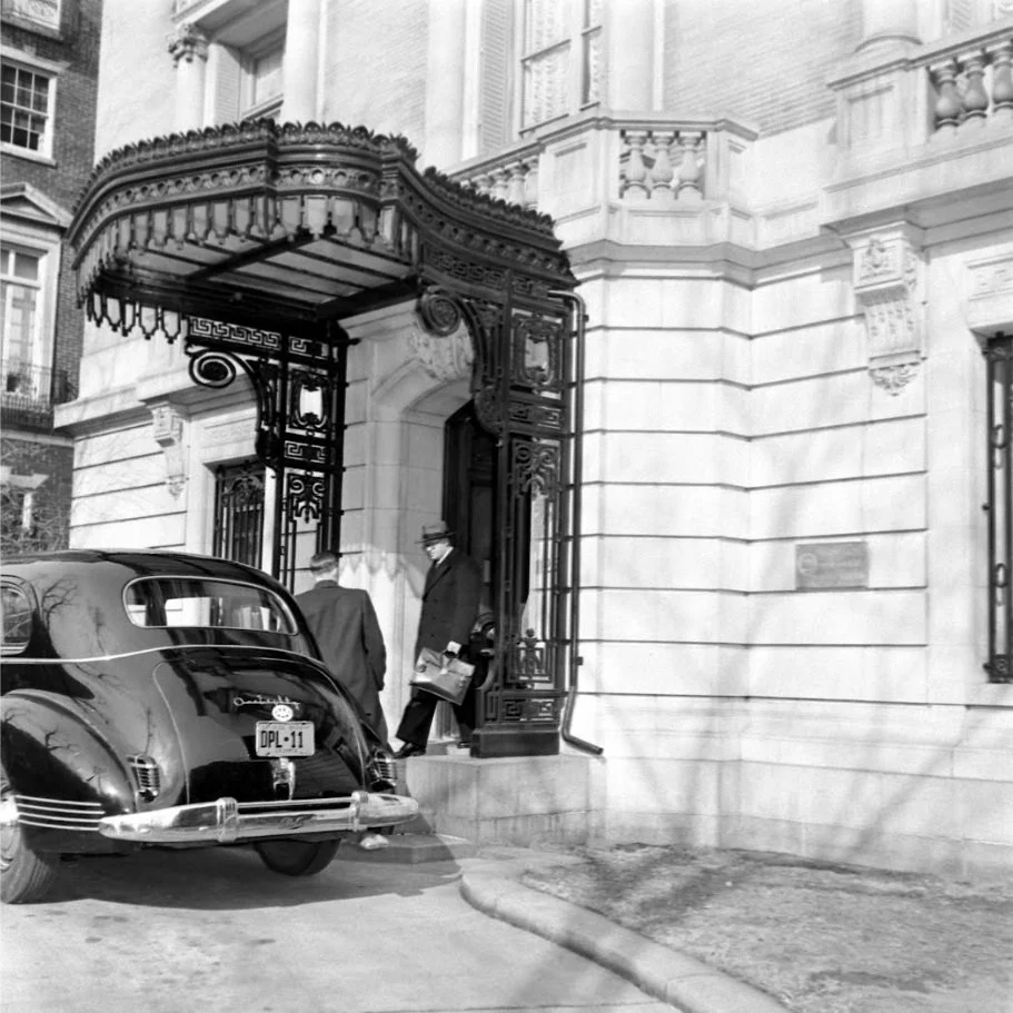 Packard der Karosserieschmiede LeBaron vor dem Eingang der sowjetischen Botschaft in New York