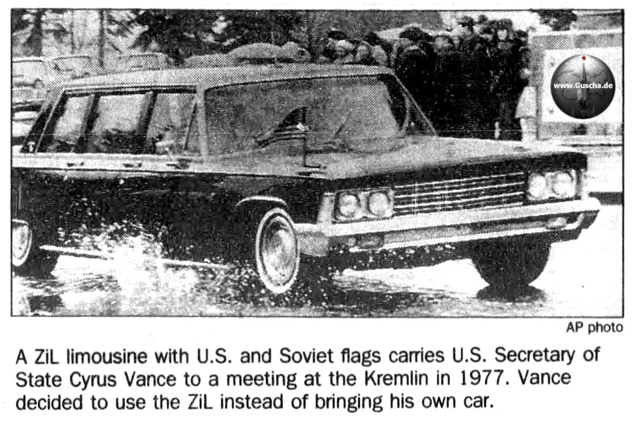ZIL-114 Limousine bei Regenfahrt mit US- und Sowjetflaggen