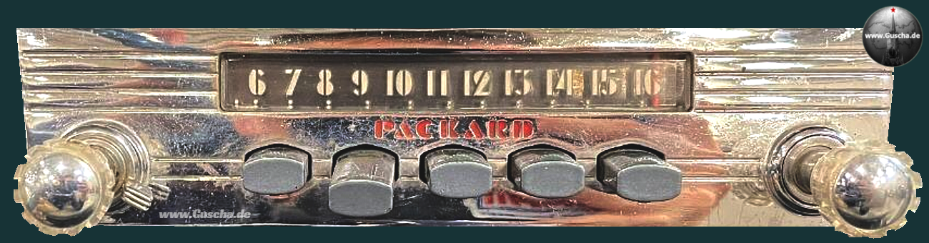 silberglänzende Frontblende eines Radios mit rotem Packard-Schriftzug
