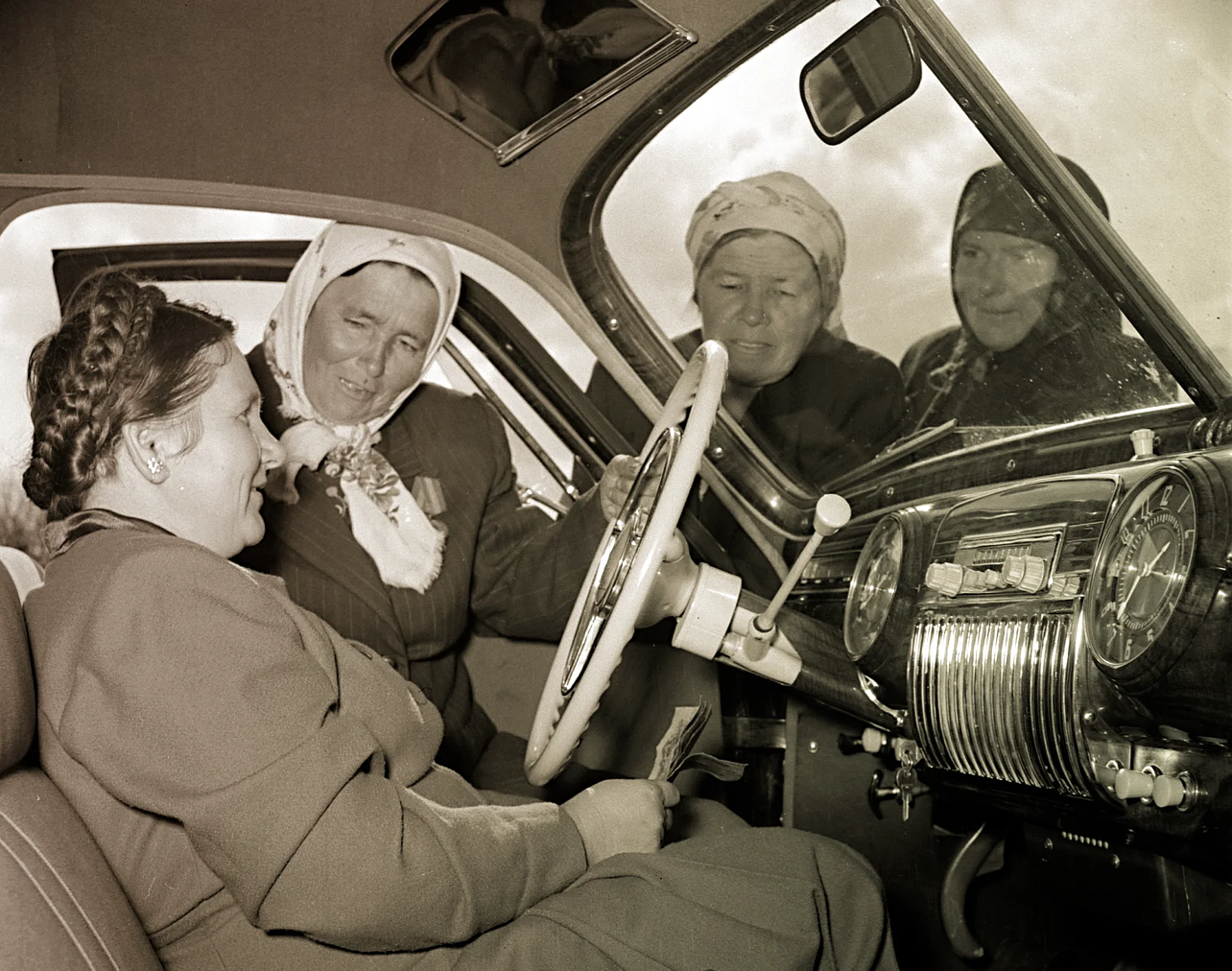 Pascha Angelina im ZIM GAZ-12 in einer Propagandaaufnahme.