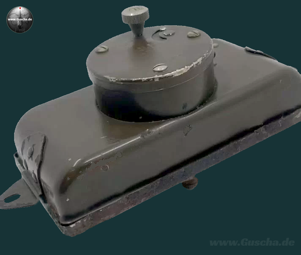 Olivgrüne Rückseite eines metallischen Uhrenkörpers mit Handaufzug