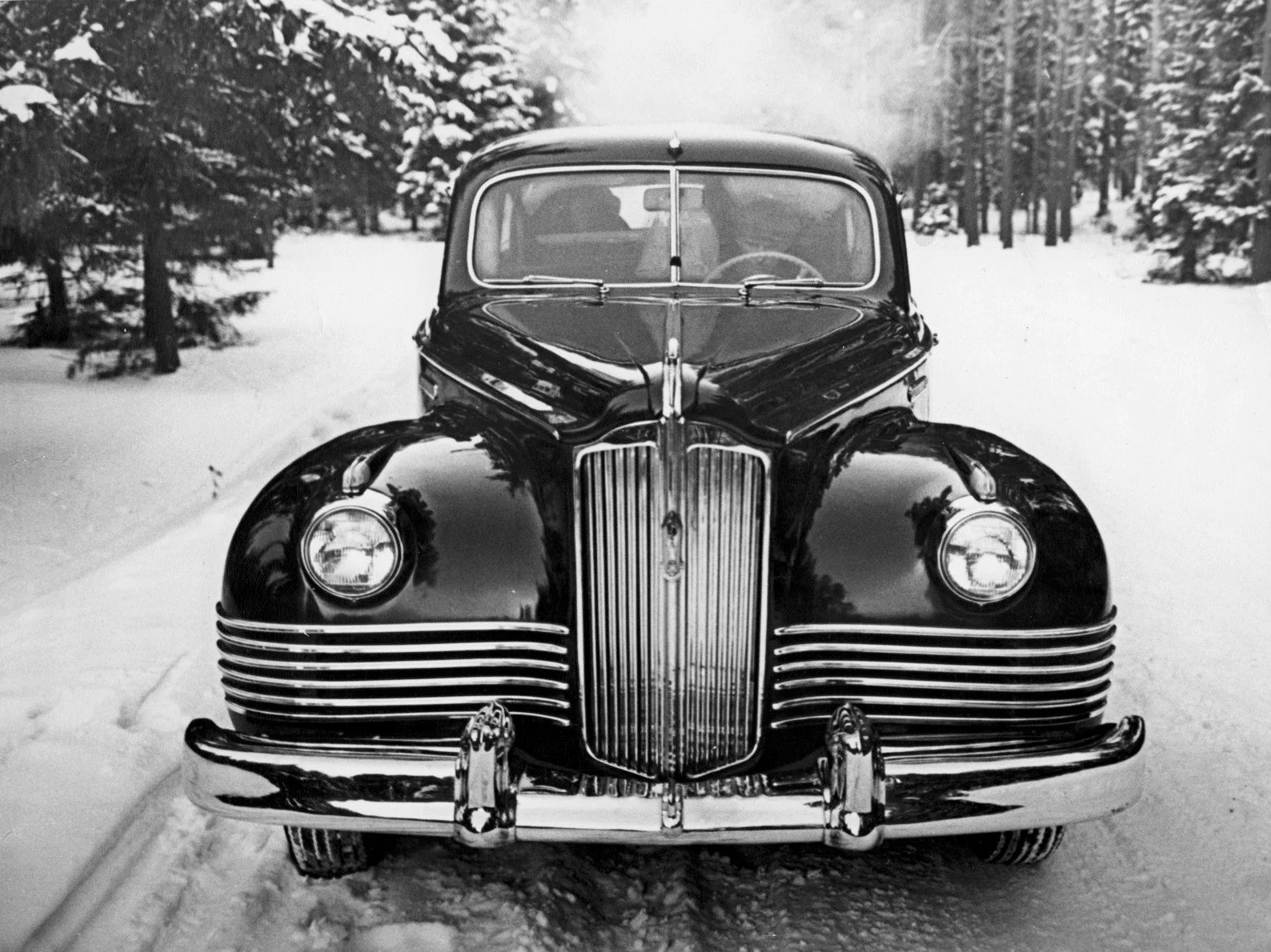 Chromglänzender, lackschwarzer ZIS-110 in Winterlandschaft
