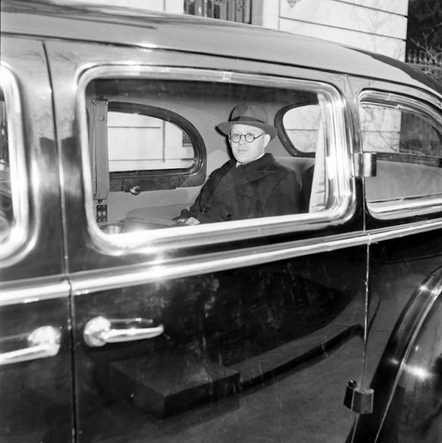 Nikolai Novikow, der sowjetische Botschafter in den Vereinigten Staaten sitz im Fond eines 1942er Packard OneEigthy