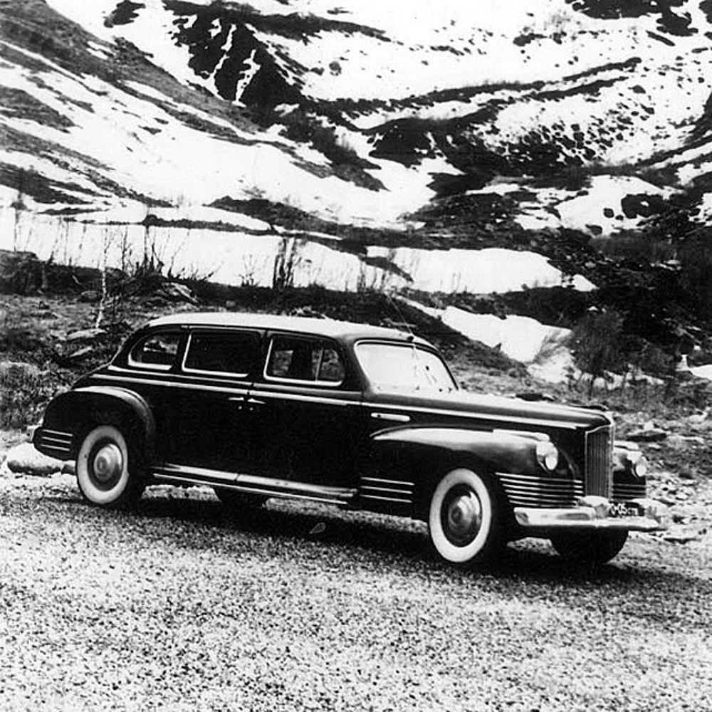 Schwarzer ZIS-110 seitlich vor verschneiter Berglandschaft