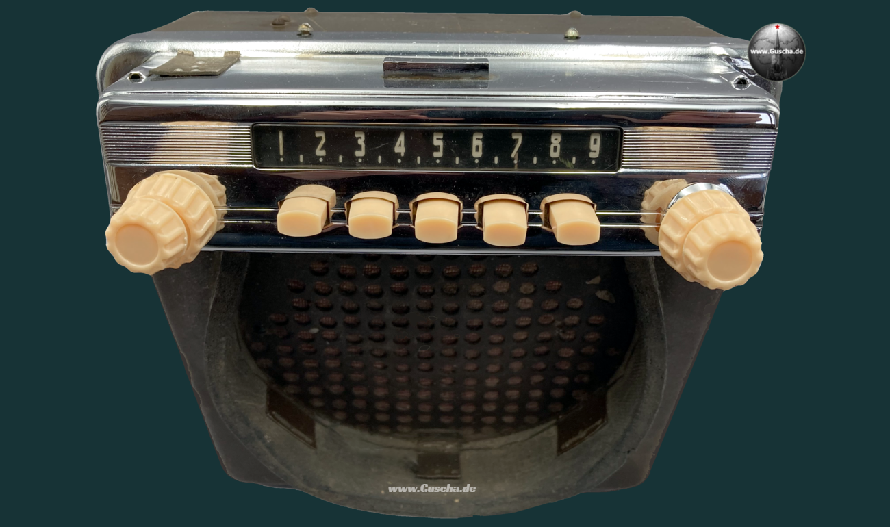 ZIS-110 Autoradio mit 5 gelben Drucktasten und zwei gelben Drehrädern