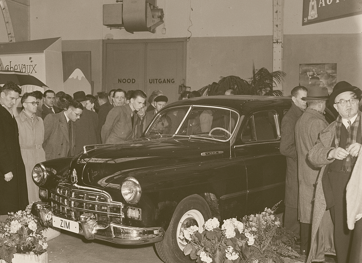 ZIM GAZ-12 umringt von Messebesuchern in Amsterdam.