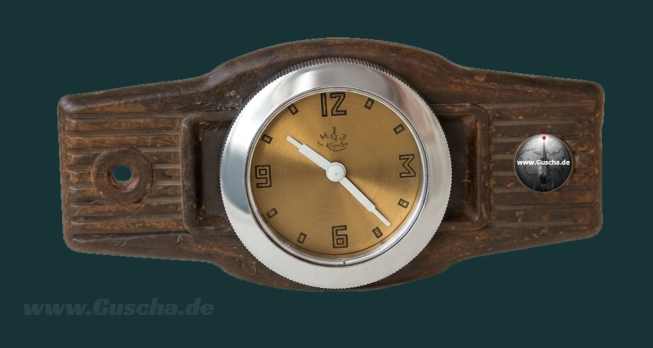 Frontansicht einer ZIS-110 Uhr mit goldenem Ziffernblatt und Chromring