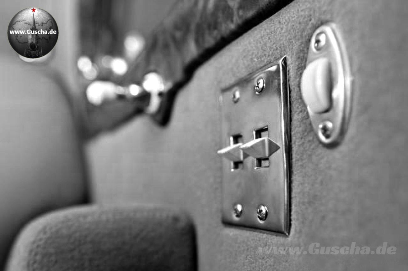 Rechteckiger Doppelschalter und ovaler Schiebeschalter im Fahrzeuginnenraum