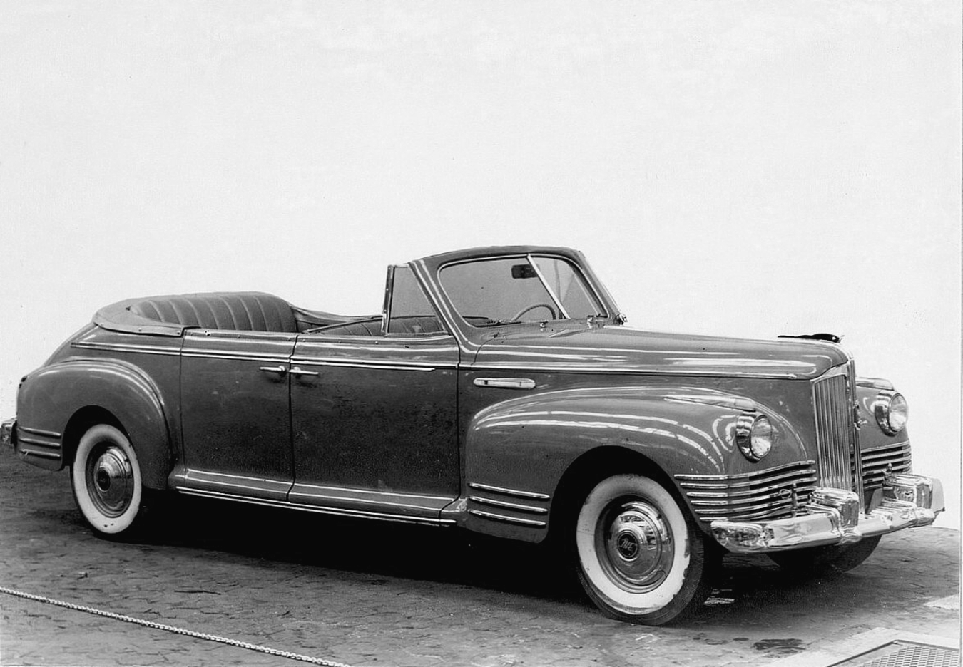 Prototyp eines ZIS-110B mit fixierten Driecksfenstern in S/W-Werksfoto