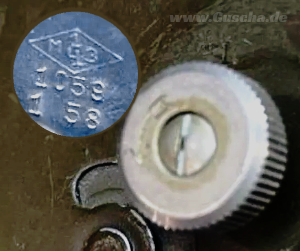 Olivgrüne Rückseite eines metallischen Uhrenkörpers mit Herstellermarke